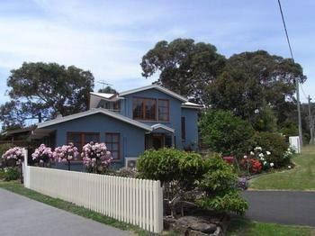 Anchlia Waterfront Cottage - Dalby Accommodation 0