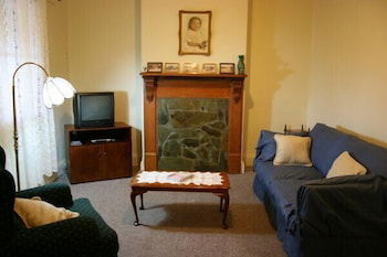 A Settler's Cottage - Dalby Accommodation 2