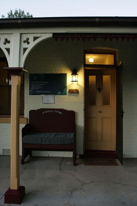 A Settler's Cottage - Dalby Accommodation 1