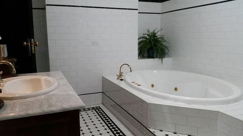 Petersons Armidale Winery & Guesthouse - Dalby Accommodation 5