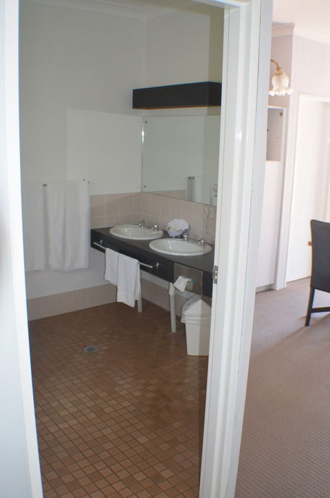 Deer Park Motor Inn - Dalby Accommodation 5