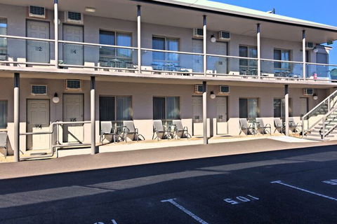 New England Motor Inn - Dalby Accommodation 3