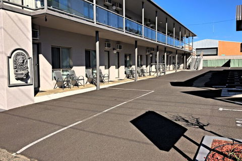 New England Motor Inn - Dalby Accommodation 1