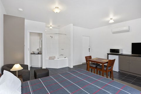 A1 Motels Port Fairy Motel And Apartments - Dalby Accommodation 7