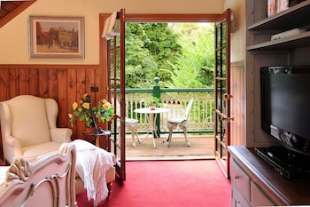 Mary Card's Coach House - Dalby Accommodation 5