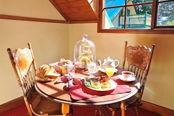 Mary Card's Coach House - Dalby Accommodation 4