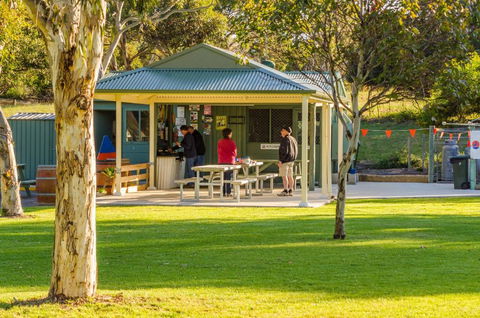 Lake Albert Caravan Park - Dalby Accommodation 2