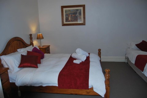 Jacaranda Cottage - Dalby Accommodation 4