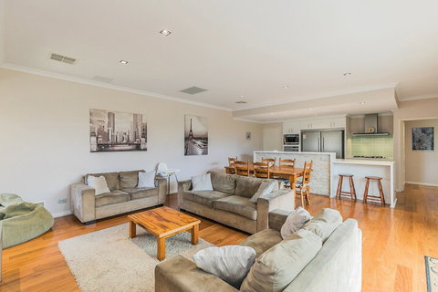 Ocean Keys Cottage - Dalby Accommodation 7