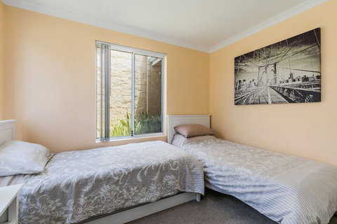 Ocean Keys Cottage - Dalby Accommodation 6