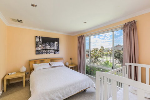 Ocean Keys Cottage - Dalby Accommodation 4