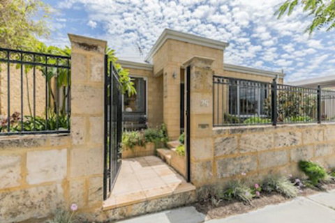 Ocean Keys Cottage - Dalby Accommodation 0
