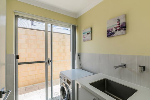 Ocean Keys Cottage - Dalby Accommodation 5