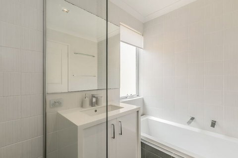 Ocean Keys Cottage - Dalby Accommodation 3