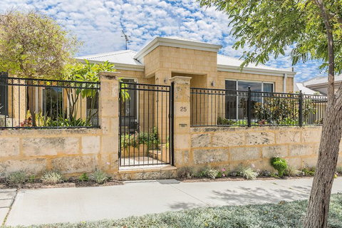 Ocean Keys Cottage - Dalby Accommodation 1