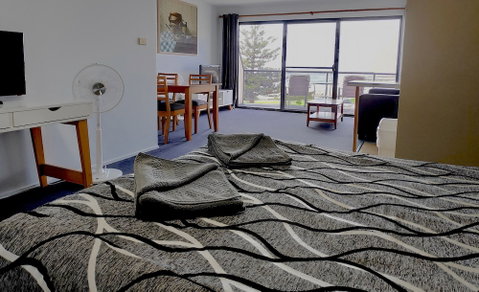 Beachhouse Mollymook - Dalby Accommodation 5