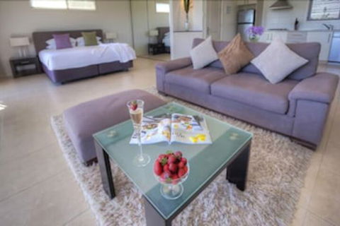 Azjure Studio Retreat - Dalby Accommodation 4