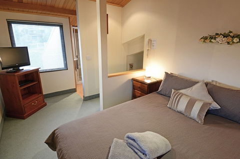 Falls Creek Country Club - Dalby Accommodation 4