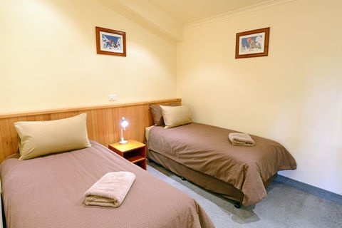 Falls Creek Country Club - Dalby Accommodation 1