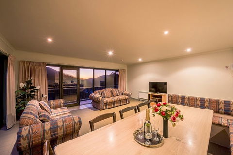 Falls Creek Country Club - Dalby Accommodation 3