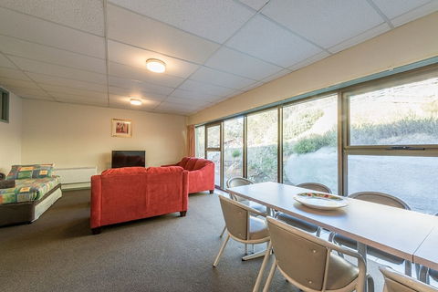 Falls Creek Country Club - Dalby Accommodation 2