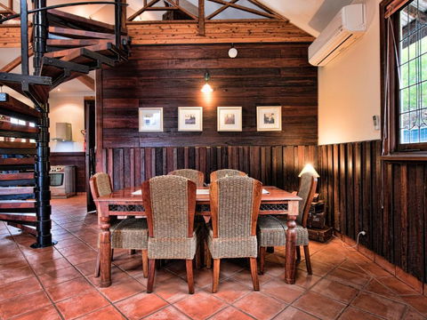 Oak Tree Barn Bridgetown - Dalby Accommodation 1