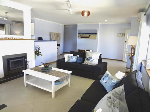 Salty Air Apartments Kingscote Kangaroo Island - Dalby Accommodation 1