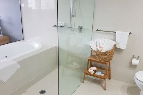 Circle Luxury Holidays - Dalby Accommodation 5