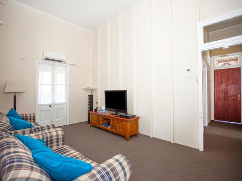 CBD Holiday Home - Dalby Accommodation 2