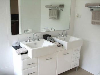 Nightingale Luxury Villas - Dalby Accommodation 3