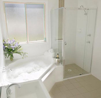 Nightingale Luxury Villas - Dalby Accommodation 5