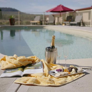 Nightingale Luxury Villas - Dalby Accommodation 2