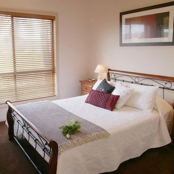 Nightingale Luxury Villas - Dalby Accommodation 6