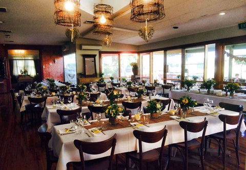 The Crossing Cafe & Restaurant - Dalby Accommodation 7