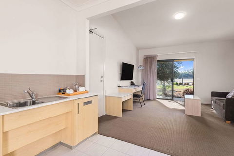 Quality Suites Point Cook Seasons 5 - Dalby Accommodation 16