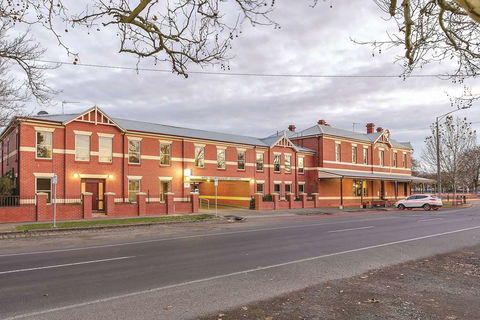 Lake Inn Ballarat - Dalby Accommodation 1