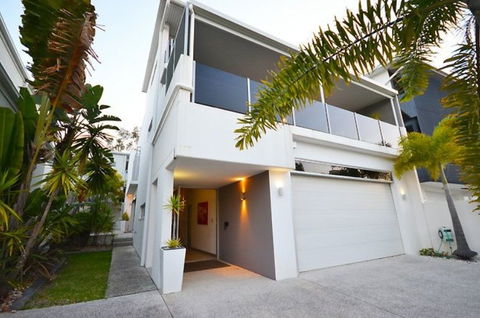 Alex Beach House - Dalby Accommodation 0