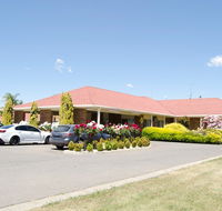 Pines Country Club Motor Inn
