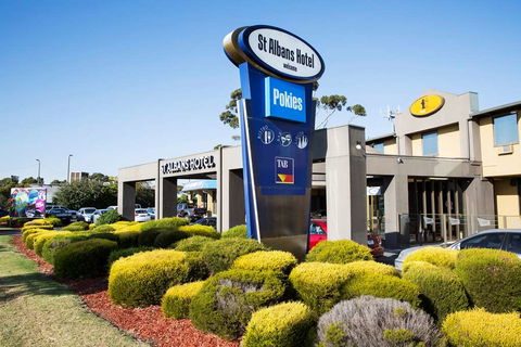 Nightcap at St Albans Hotel - Dalby Accommodation 0