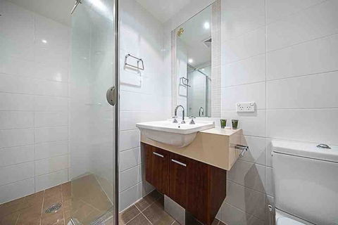 Spacious 1BR Stylish New Acton Apartment +Parking - Dalby Accommodation 17