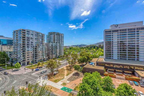 Spacious 1BR Stylish New Acton Apartment +Parking - Dalby Accommodation 18