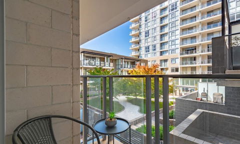 Spacious 1BR Stylish New Acton Apartment +Parking - Dalby Accommodation 6