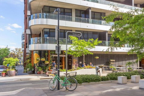Spacious 1BR Stylish New Acton Apartment +Parking - Dalby Accommodation 11
