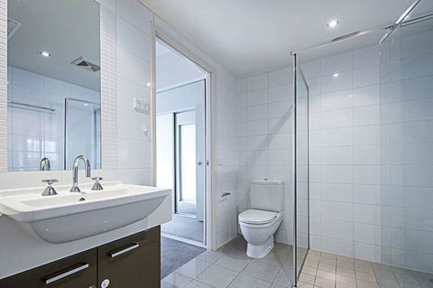 Spacious 1BR Stylish New Acton Apartment +Parking - Dalby Accommodation 9
