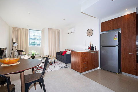Spacious 1BR Stylish New Acton Apartment +Parking - Dalby Accommodation 5