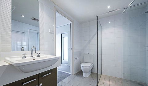 Spacious 1BR Stylish New Acton Apartment +Parking - Dalby Accommodation 3
