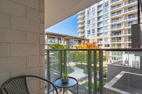 Spacious 1BR Stylish New Acton Apartment +Parking - Dalby Accommodation 23