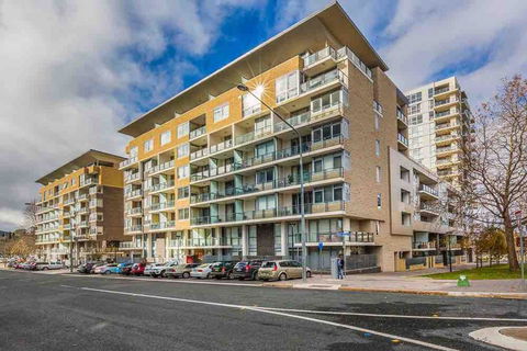 Spacious 1BR Stylish New Acton Apartment +Parking - Dalby Accommodation 13