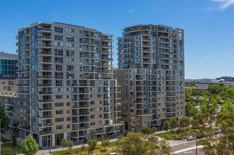 Spacious 1BR Stylish New Acton Apartment +Parking - Dalby Accommodation 12