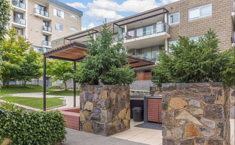 Spacious 1BR Stylish New Acton Apartment +Parking - Dalby Accommodation 1